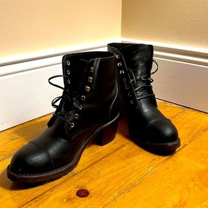 Reg Wing Boots Eileen. Only worn a few times!! Women’s black Red Wings. Lace up.